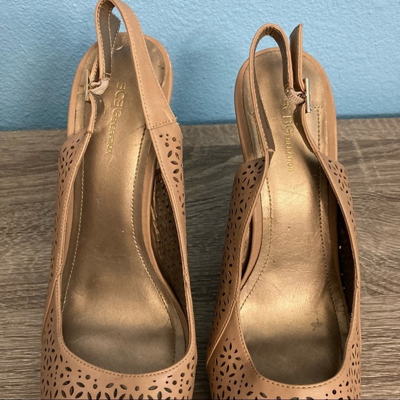 BCBGeneration Platform 2” Pump 5.5” Heels - Sz 10 - Cream - Picture 3 of 13